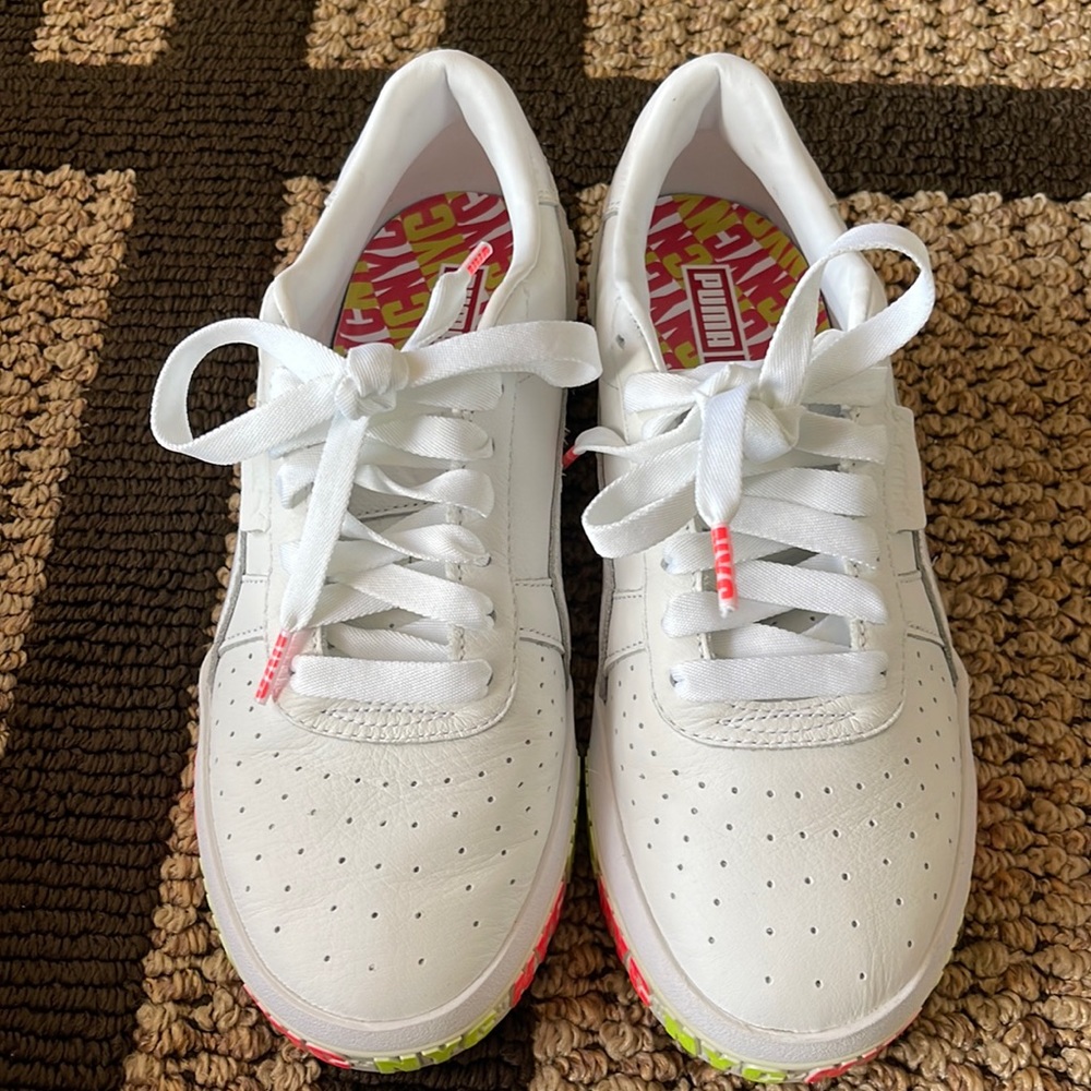 Pre own women puma sneakers
